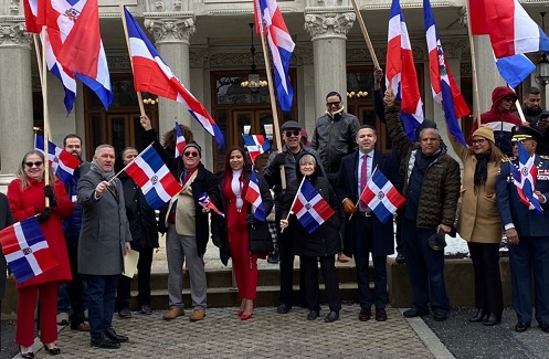 Aspirante a diputado FP Ramón Tallaj iza bandera dominicana y promete continuar legado de padres de la patria.
