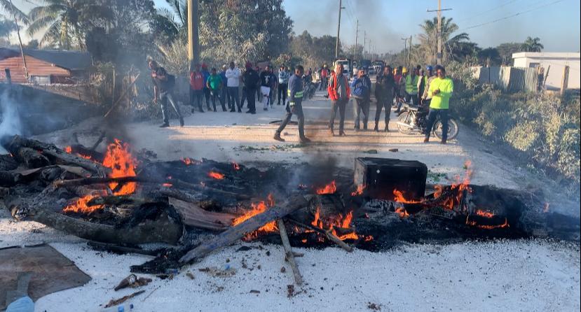 Protestan con encendido de palos y gomas en La Parra, Bayaguana