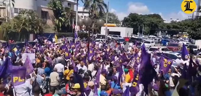 Bombas lacrimógenas en contra de manifestantes peledeístas frente al Palacio de Justicia