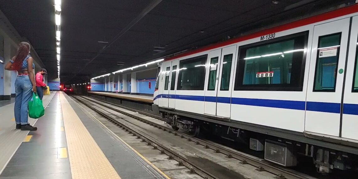 Hombre se lanza a las vías del Metro de Santo Domingo