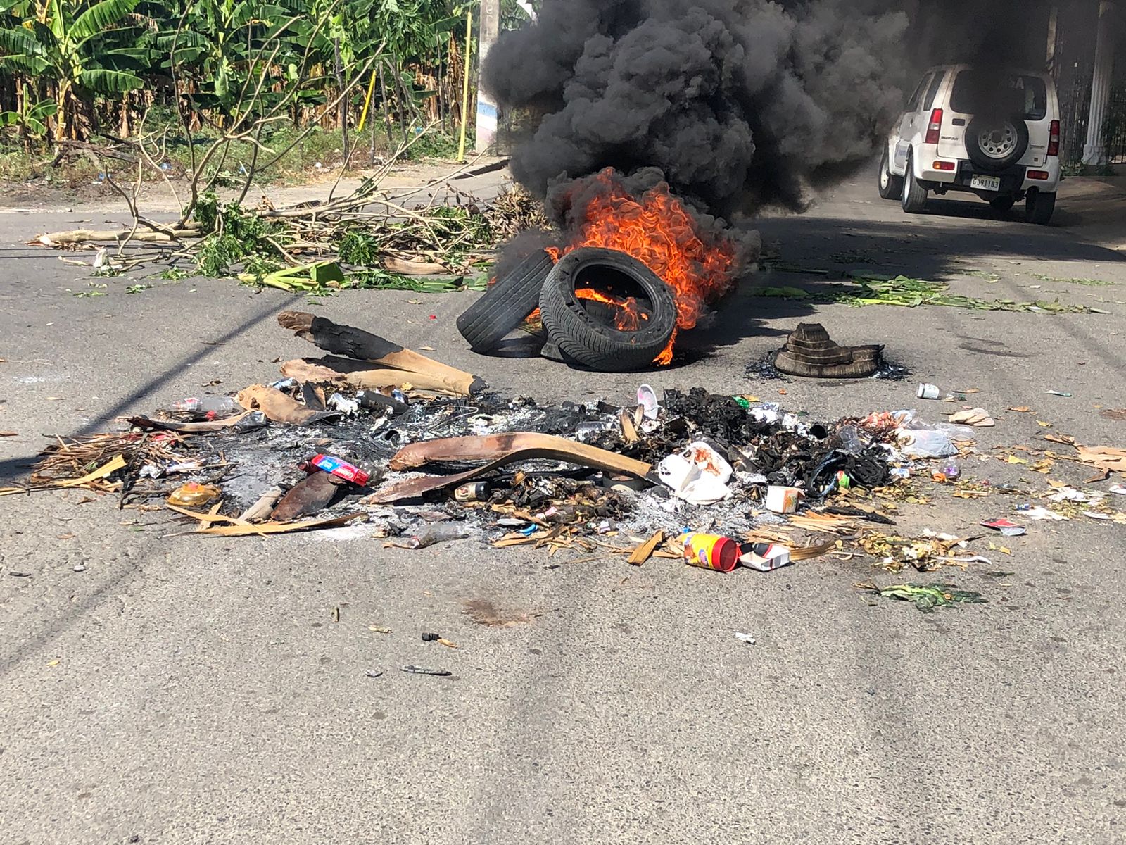 Durante huelga en Limonal Arriba lanzan desperdicio y queman gomas en las calles