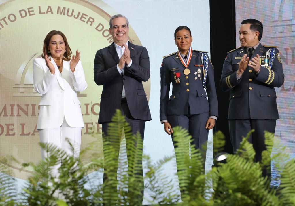 Abinader entrega a la teniente coronel Ana Jiménez Cruceta Medalla al Mérito de la Mujer