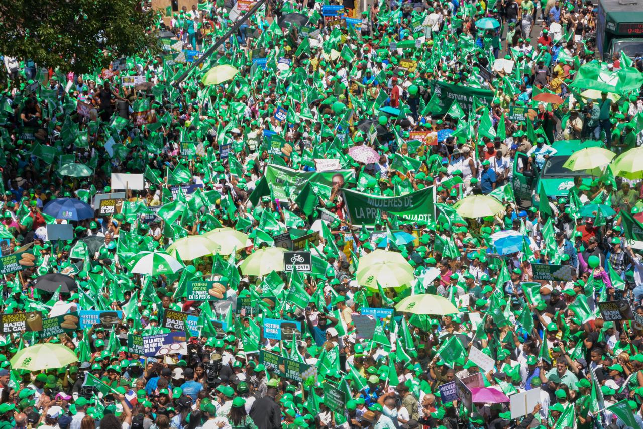 Multitudinaria marcha de mujeres de la FP exigen al gobierno rebaja de los productos de primera necesidad