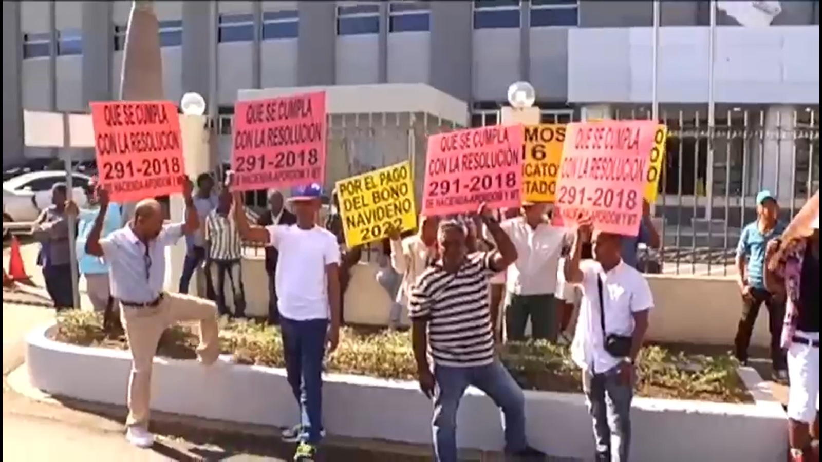 Portuarios protestan frente al Ministerio de Hacienda por Bono Navideño