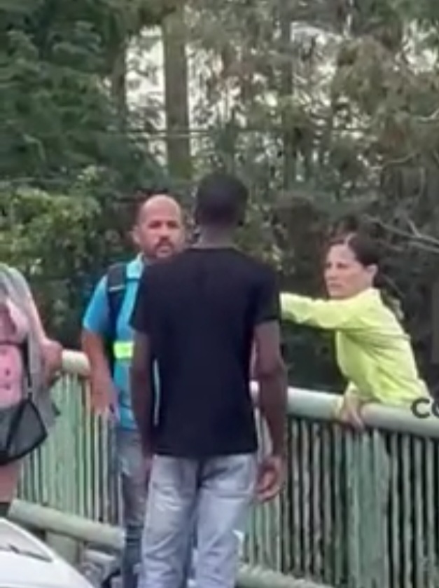 Mujer intenta lanzarse de un puente en La Romana