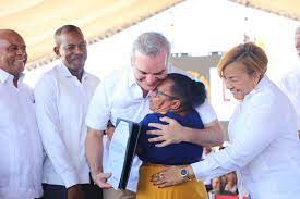 Abinader entrega 923 títulos de propiedad en Tamayo