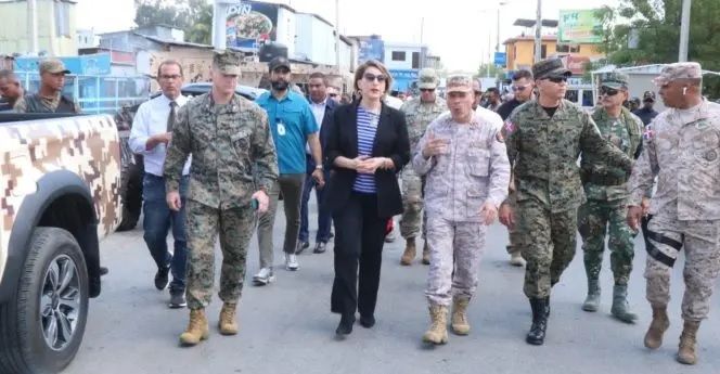 Funcionaria estadounidense visita frontera dominico haitiana junto a militares de país