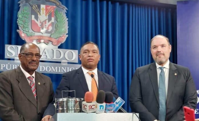 Senadores del PLD exigen investiguen a Abinader, Peña y Paliza