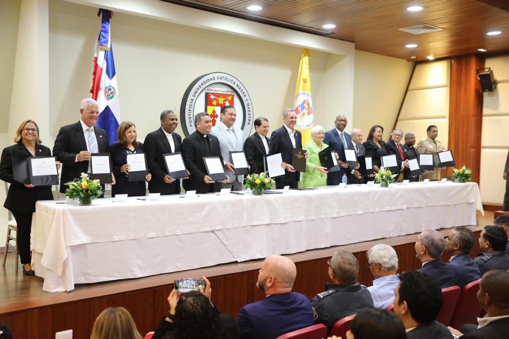 Presidente Abinader firma acuerdo con 13 universidades para la Reforma Educativa Policial
