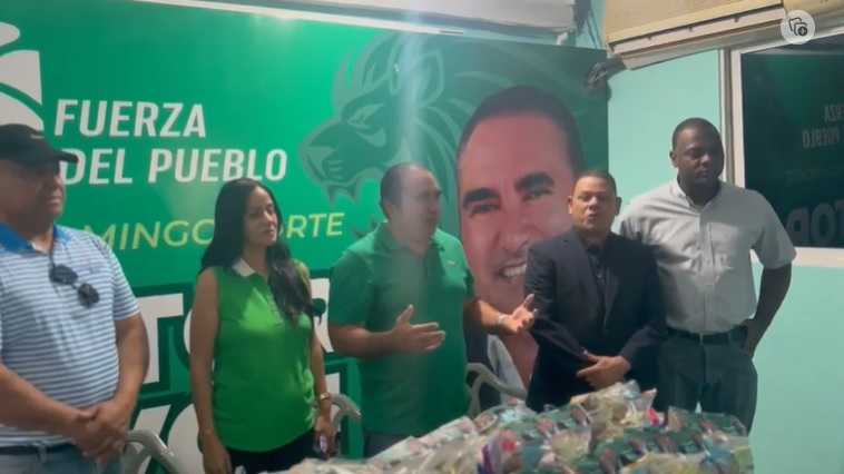 Víctor Pavón distribuye cientos de kits con artículos para habichuelas con dulce a comunitarios en SDN