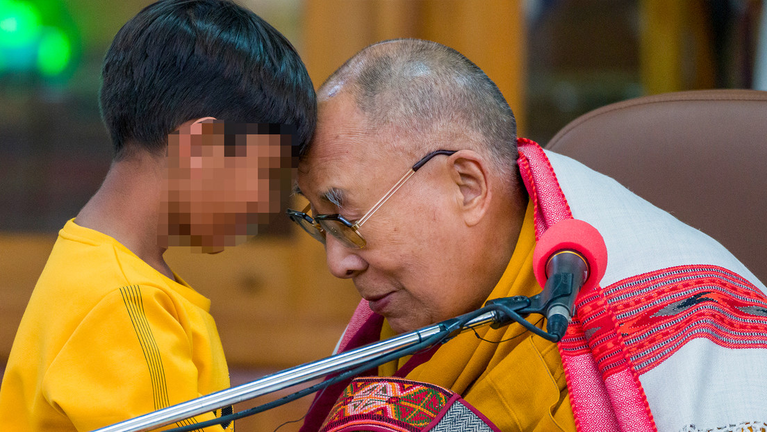 El dalái lama se disculpa por un video en el que le pedía a un niño que le chupara la lengua