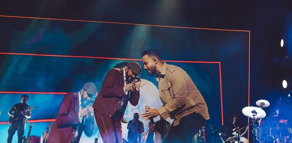 Juan Luis Guerra y Romeo Santos cantan el éxito “Frío, frío” en el Madison Square Garden