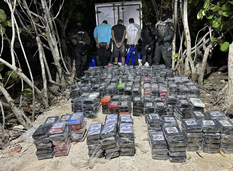 Fuerzas militares y la Dirección de Control de Drogas golpean al narcotráfico al  incautan 692 paquetes de cocaína