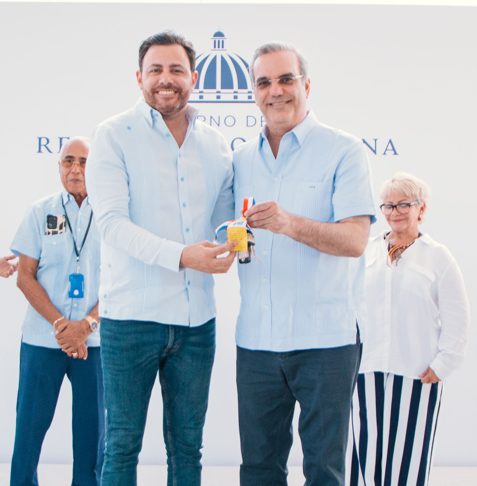 Abinader entrega RD$ 67 millones a emprendedores y comerciantes, 12 camiones recolectores de basura y reconstrucción polideportivo en San Juan