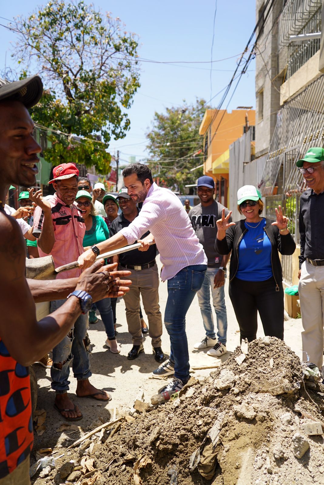 Rafael Paz denuncia deterioro de las calles en Los Ríos y chatarras abandonadas en Simón Bolívar