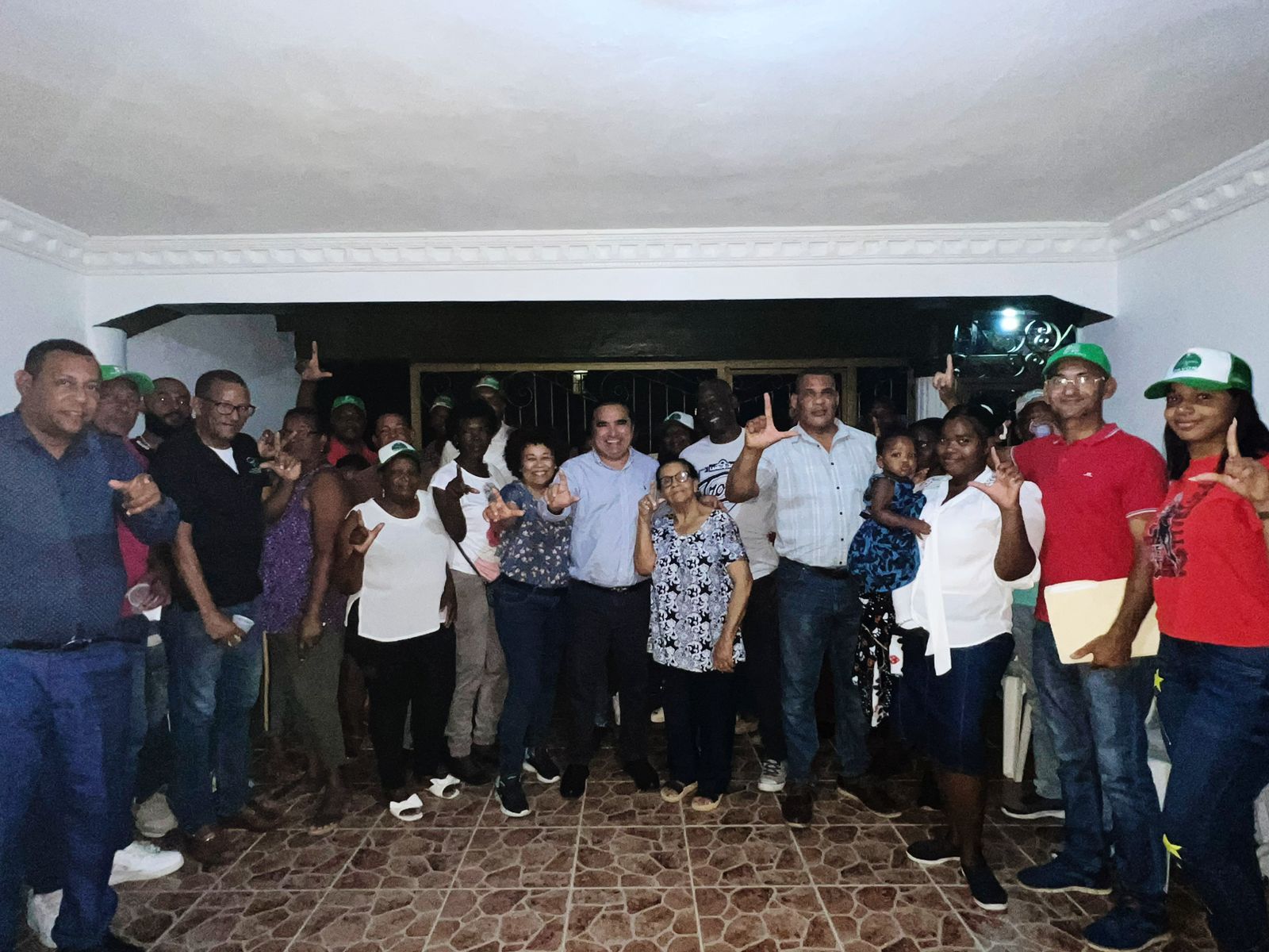 Precandidato a diputado de SDN, Víctor Pavón recibe amplio apoyo y juramenta equipo de campaña en La Victoria