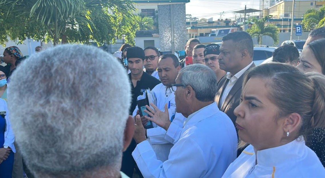 Frenan a  representantes del Colegio Médico y le impiden ver real situación sobre mortalidad recién nacidos en Centro Materno Infantil, San Lorenzo de Los Mina