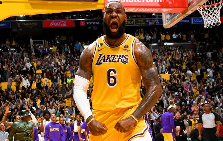 Los Lakers ganan a Grizzlies y están a un paso de la clasificación