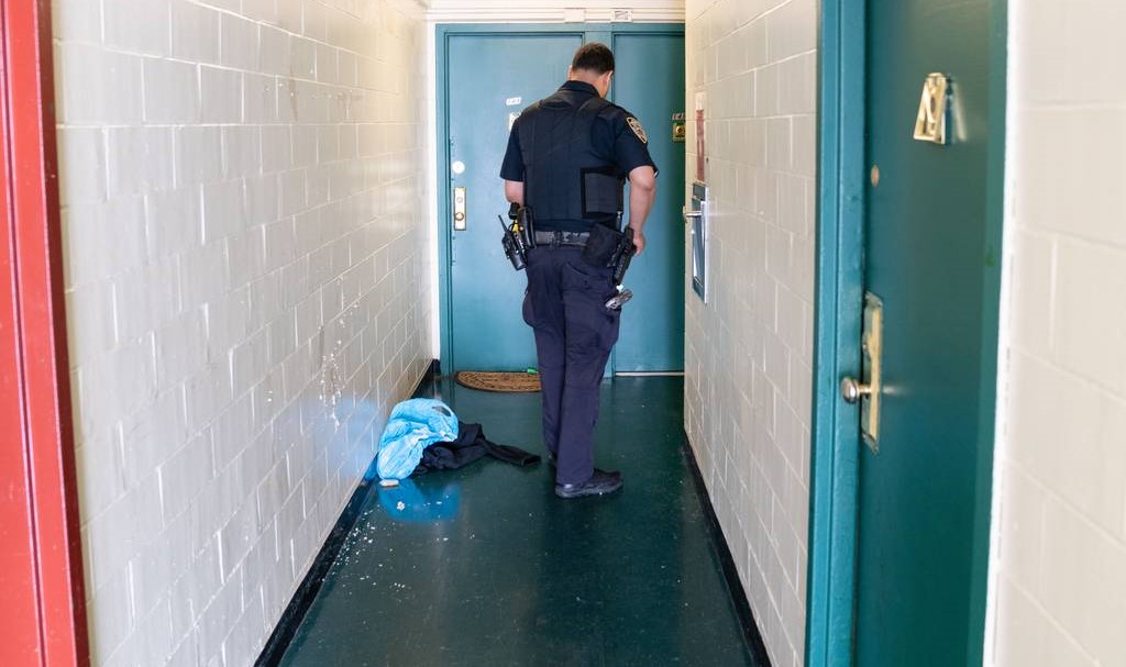 En presencia de sus tres hijos matan a dominicana a puñaladas en el propio apartamento donde vivía