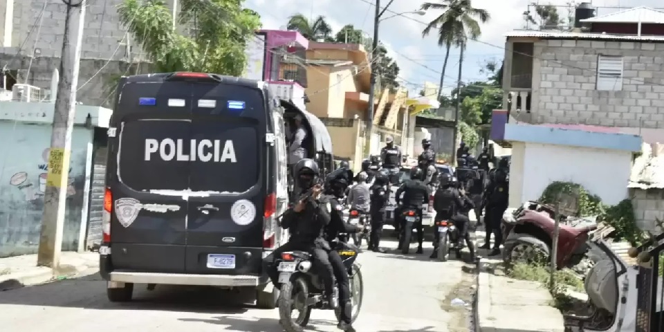 Tiroteo entre policías y delincuentes en Villa Mella deja un muerto y tres heridos