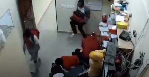 Armados y encapuchados roban más un millón de una banca