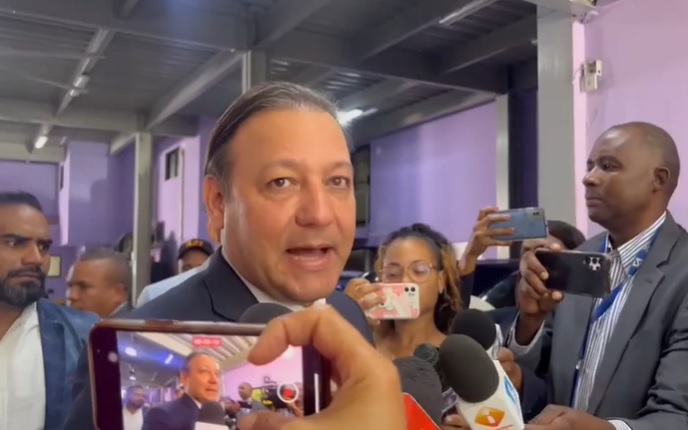 Abel Martínez manda a presidente Abinader a gobernar a los EE.UU