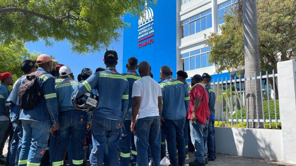 Empleados contratistas protestan frente al Ministerio de Trabajo