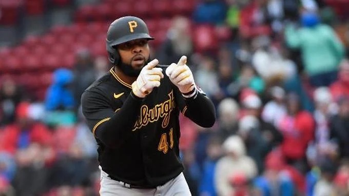 almomento  vertical Carlos Santana pega jonrón en la victoria de Piratas sobre Boston