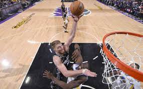 Kings toman ventaja 2-0 sobre los Warriors, Sixers derrotan a los Nets