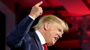 Trump mientras habla ante seguidores en su propiedad de Mar-a-Lago el martes.