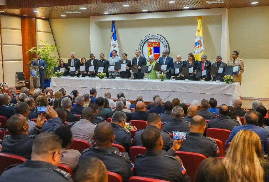 Gobierno firma acuerdo con 13 universidades para Reforma Educativa Policial