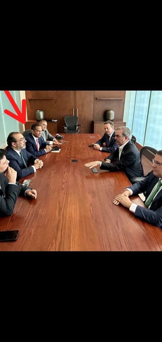 Captan en el Palacio presidencial a Julio César Valentín en una reunión de amarres con Abinader