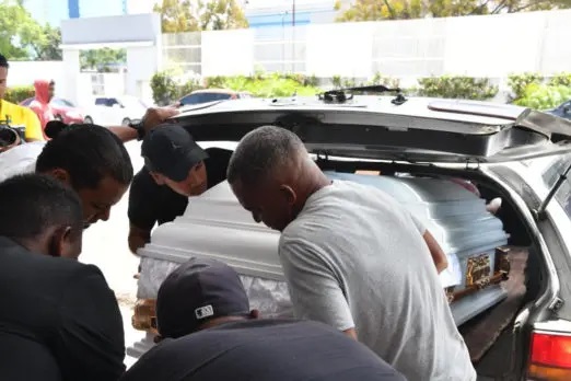 Velan restos de locutora asesinada Chantal Jiménez en funeraria SD