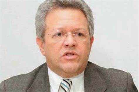 Miembro del Comité Central PLD, Humberto Salazar, recomienda a los «cabeza hueca» estudiar elecciones con doble vuelta 1996