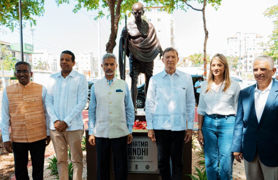 Alcaldía del DN, embajada de la India y MIREX develan estatua de Mahatma Gandhi en nueva plaza que lleva su nombre
