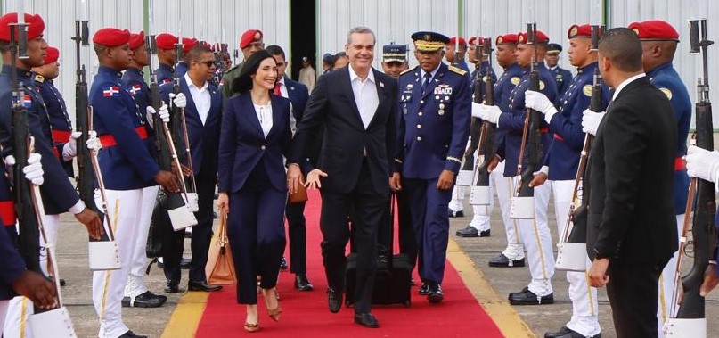 Presidente Abinader regresa a RD tras coronación del rey Carlos III