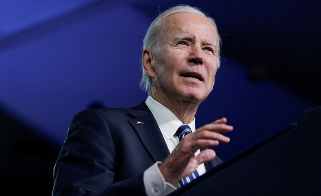 Biden afirma que va a «ganar esta lucha» y se desorienta en el escenario