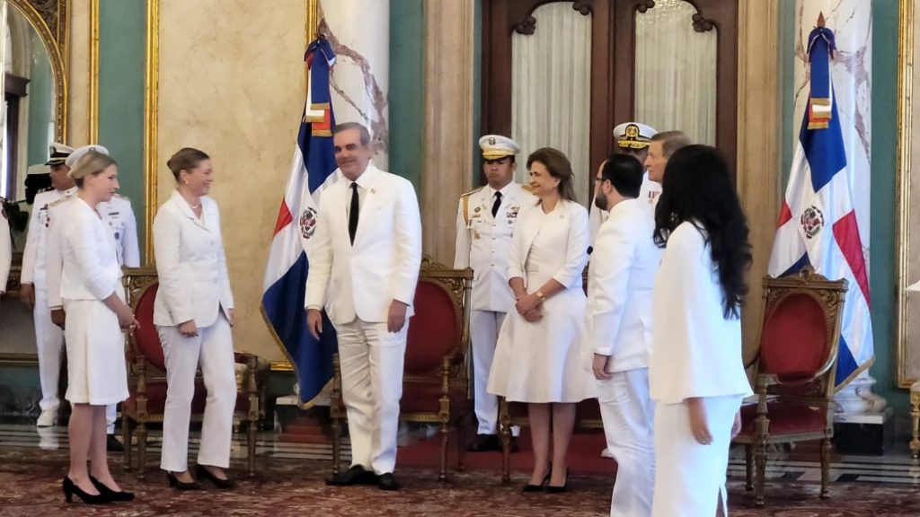 Ocho nuevos embajadores presentan cartas credenciales en el país