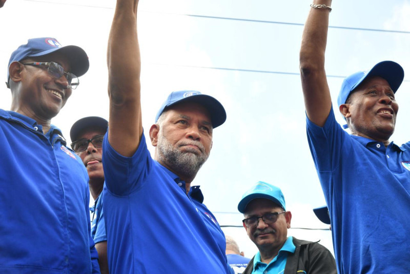 Presidente de la ADP dice maestros trabajan hasta cinco horas extras y no se las pagan