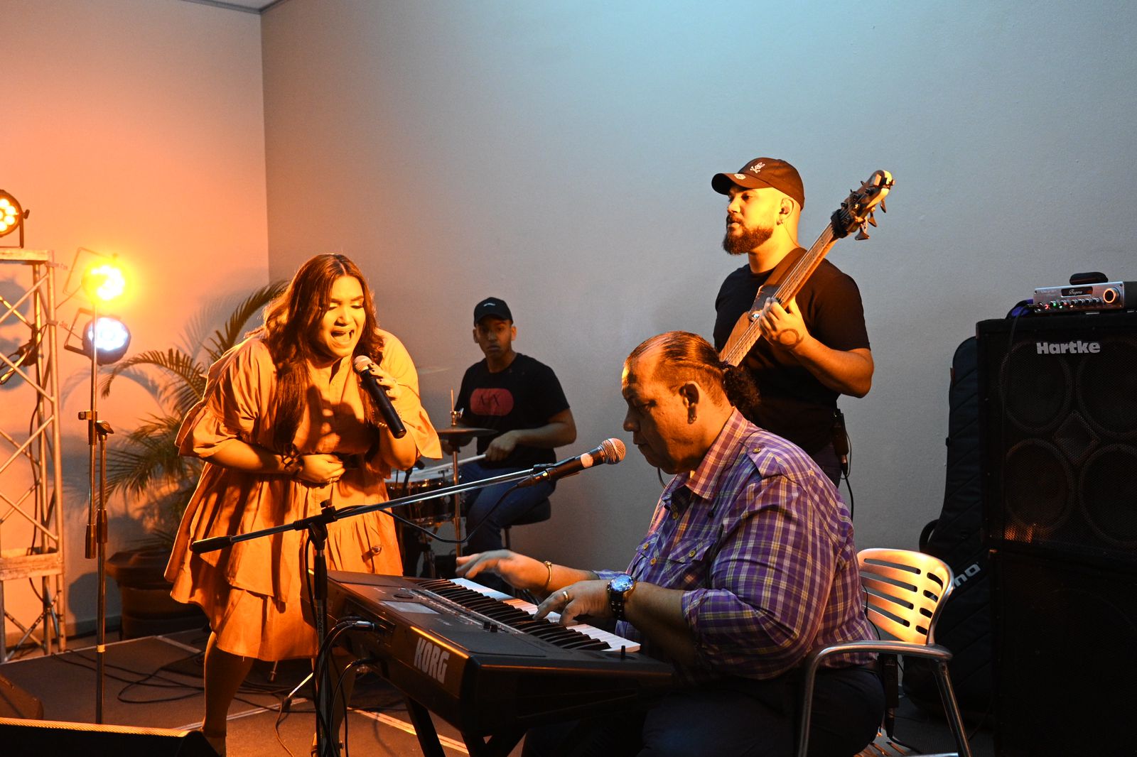 Nelly Bless cantó a las madres en el Centro León