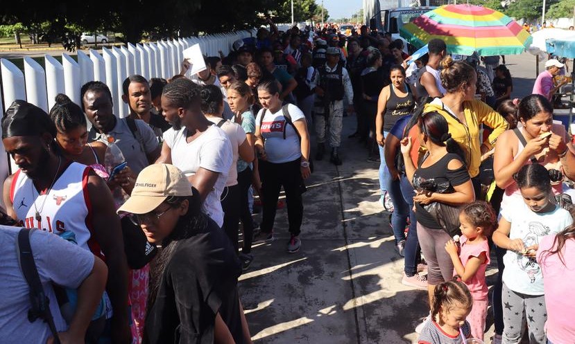 Migrantes abarrotan frontera sur de EEUU ante el fin del Título 42