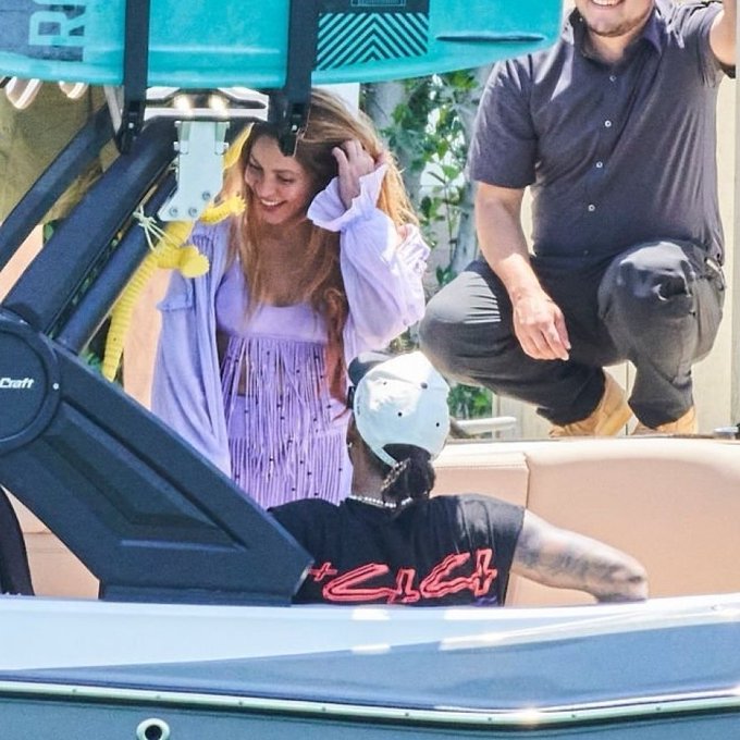 ¿Amor a la vista?, Shakira captada cenando y dando paseo en yate con Lewis Hamilton