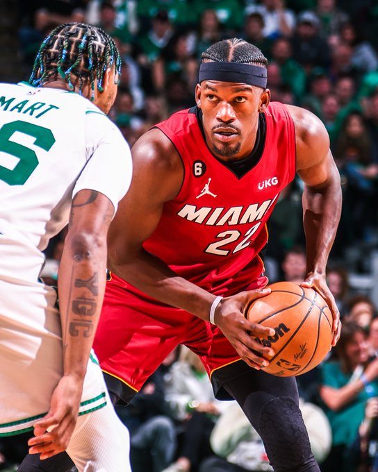 Jimmy Butler anota 35 puntos y los Heat aventajan a los Celtics en la final del Este