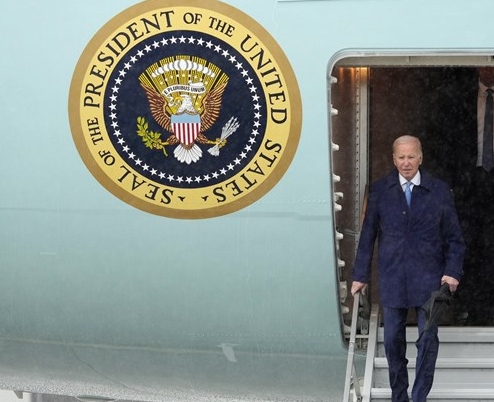 Biden llega a Japón para participar en la cumbre del G7