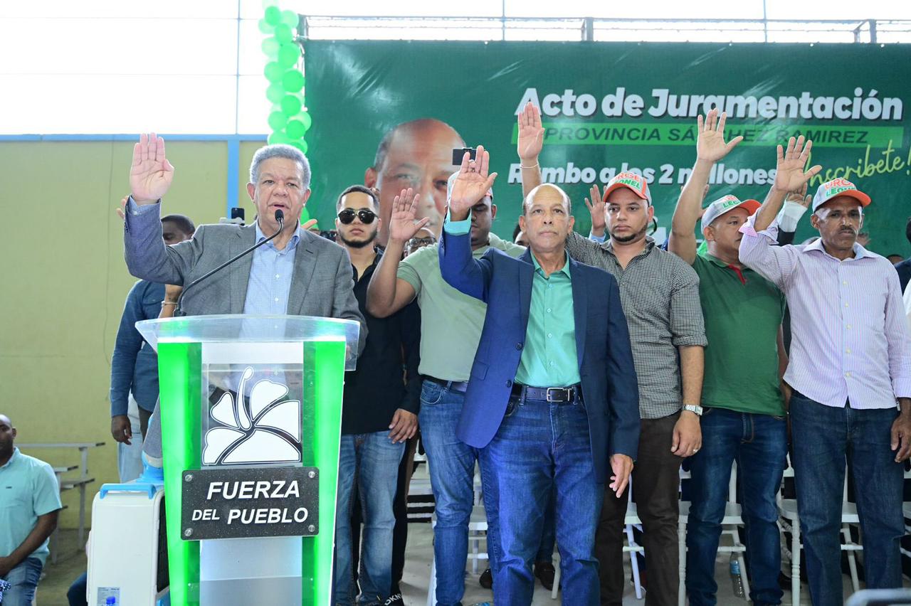 Leonel Fernández juramenta en la FP a José de la Cruz “Chepe,” ex gobernador de Cotuí y otros dirigentes