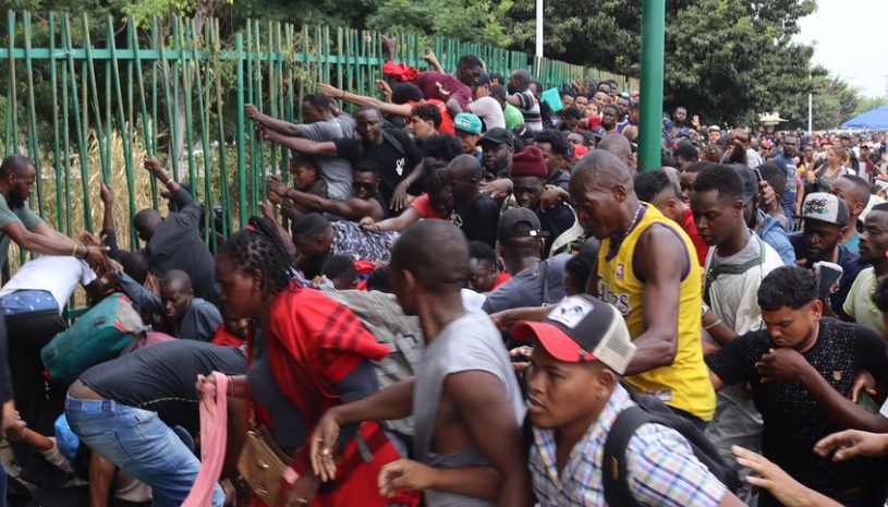 Inmigrantes se desespean y originan gran entaponamiento frente a verja divide a México de los EE.UU.