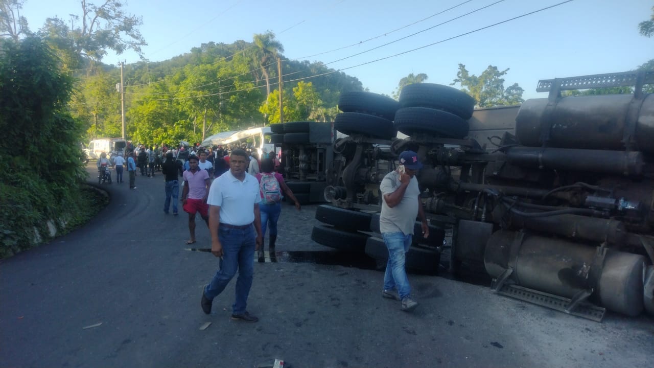 HATO MAYOR: Cinco muertos deja choque patana y guagua escolar