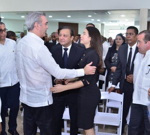 Presidente Abinader acude a dar condolencias Abel Martínez por fallecimiento de su madre