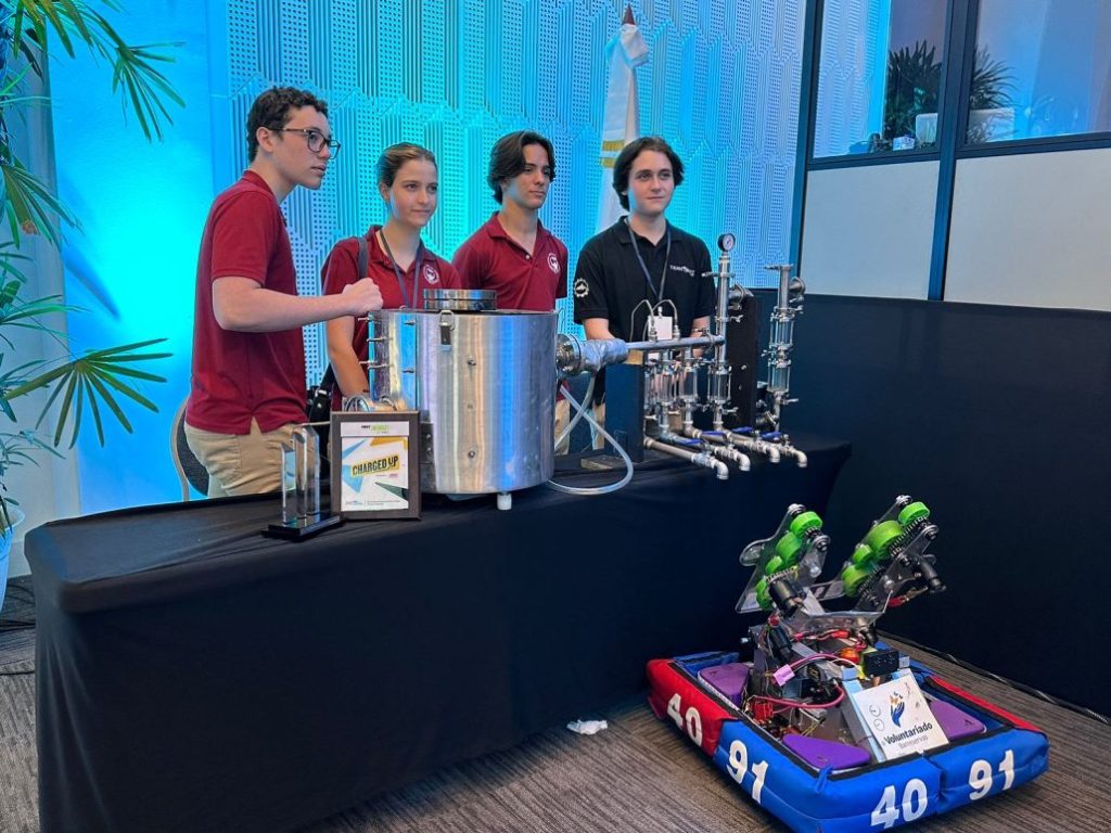 Estudiantes dominicanos fueron patrocinados por la NASA al crear maquina que convierte sargazo en combustible