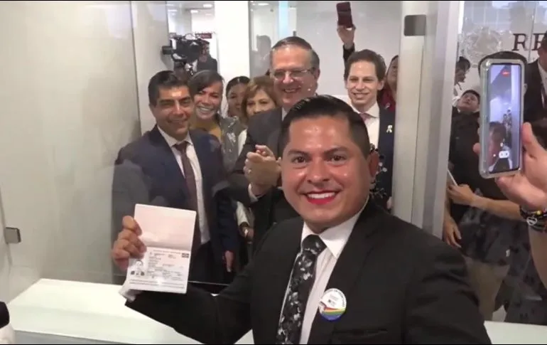 México entrega primer pasaporte no binario a Jesús Ociel Baena